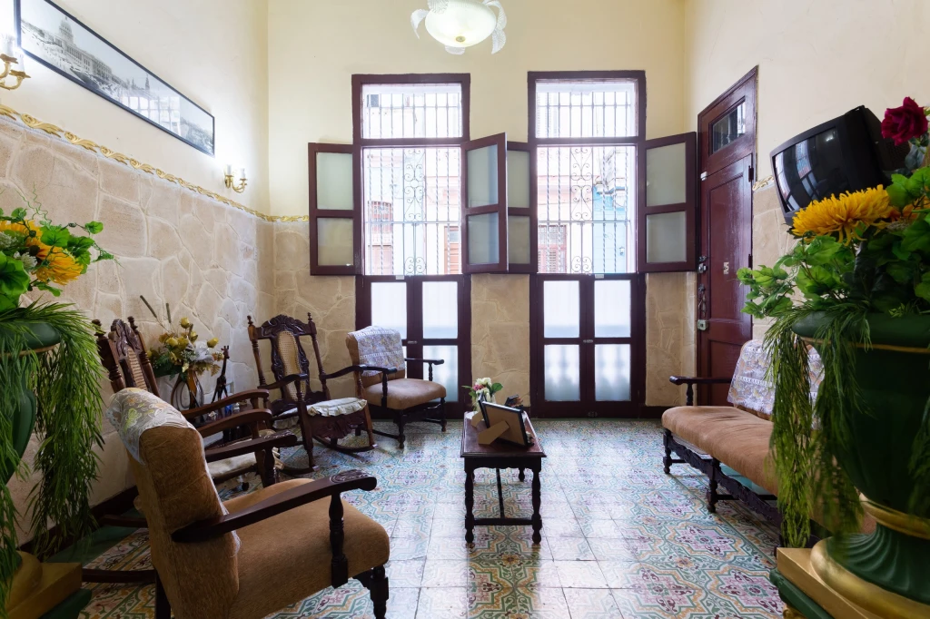 Cozy living room at Casa AnaIsa with authentic Cuban decor