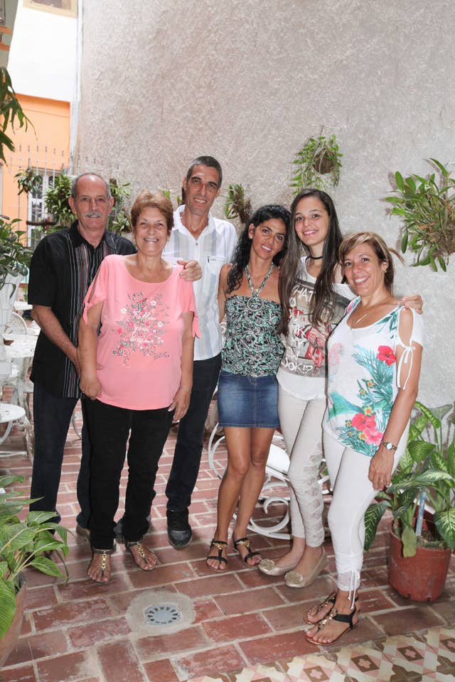 Photo de la famille de Casa AnaIsa, souriante et prête à accueillir les invités avec chaleur à La Havane