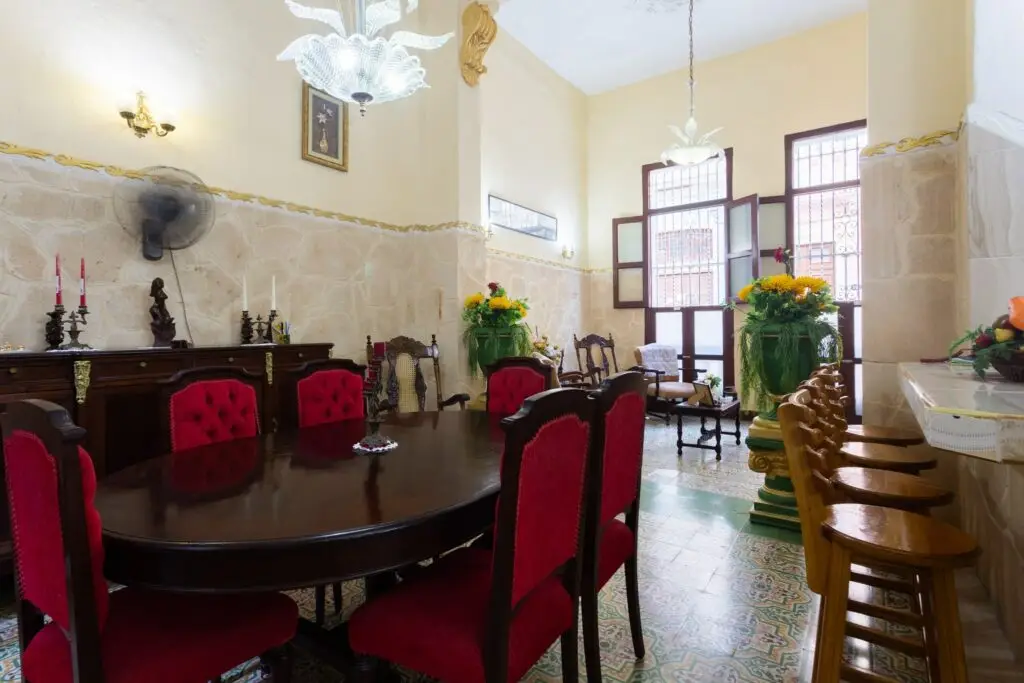 Salón acogedor de Casa AnaIsa con una decoración auténtica cubana.