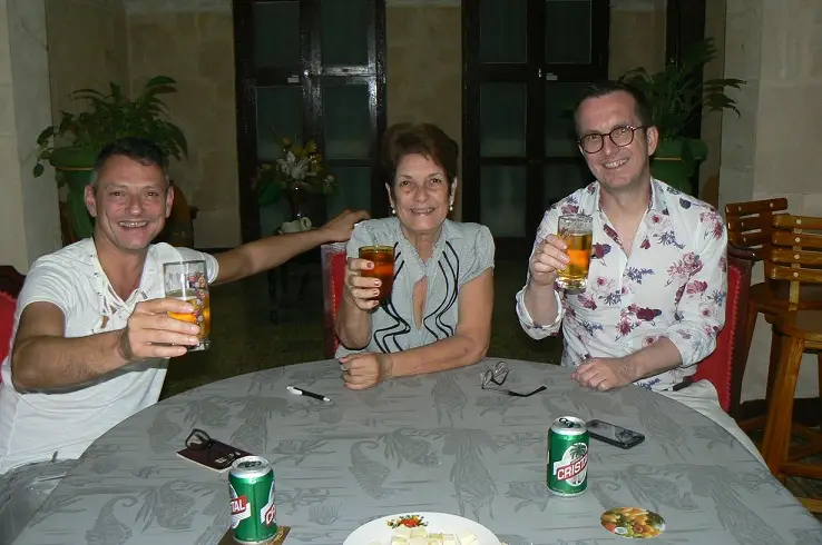 Invités de Casa AnaIsa prenant un apéritif dans une ambiance conviviale à La Havane