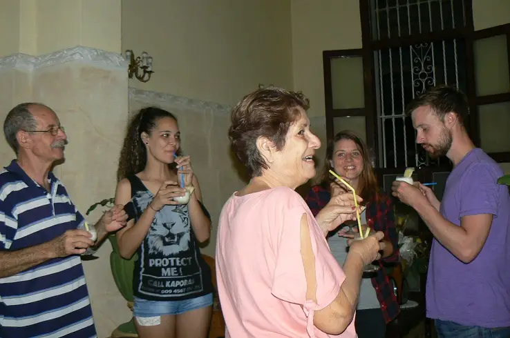 Invités de Casa AnaIsa profitant d'un moment convivial, à La Havane