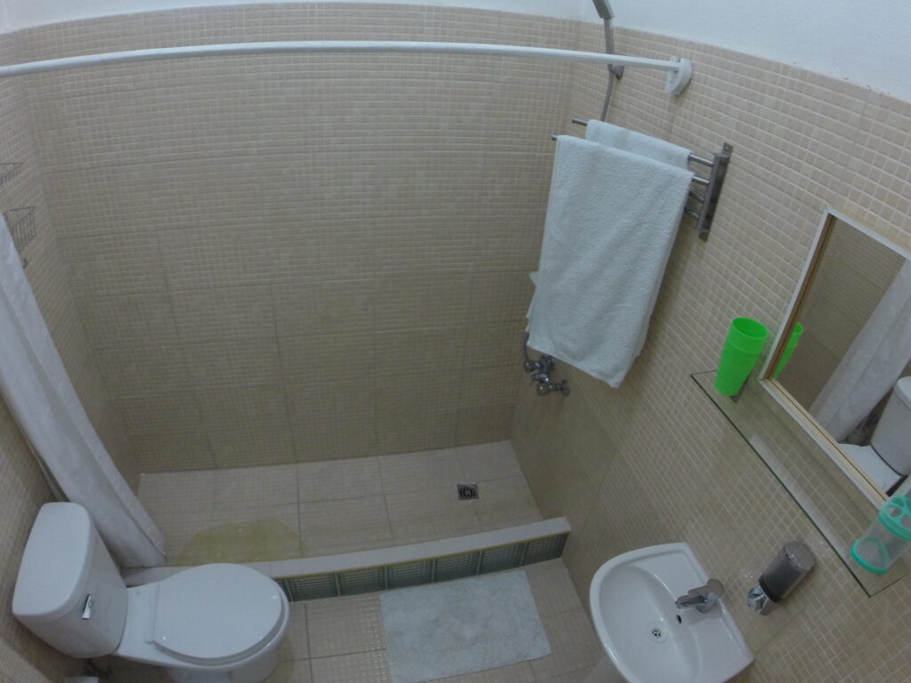 Vista del baño privado con ducha y comodidades en Casa AnaIsa, que ofrece todo lo necesario para una estancia cómoda.