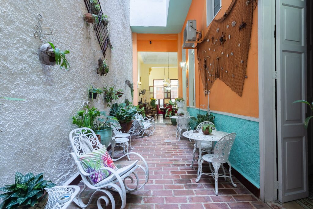 Terraza de Casa AnaIsa con exuberantes plantas tropicales, ofreciendo un espacio tranquilo para relajarse en La Habana